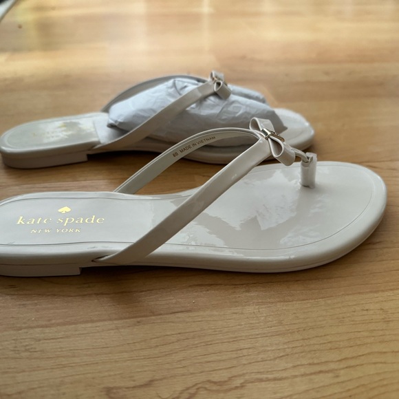White/cream kate spade flip flops - Picture 4 of 4